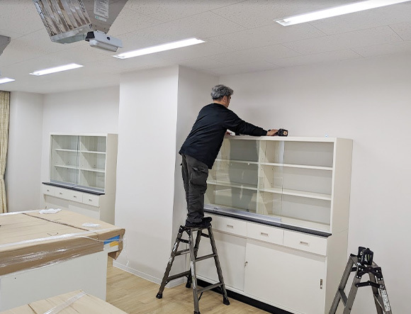 行政センター内調理室の食器棚の設置
