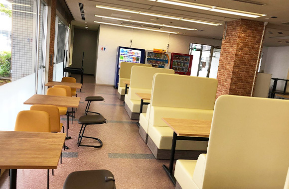 ラウンジのリニューアル工事　床工事・新規家具